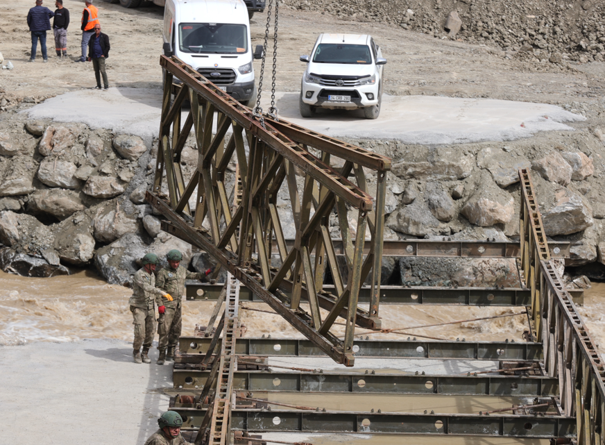 Hakkari’de ulaşım sorunu panel köprüyle çözülüyor