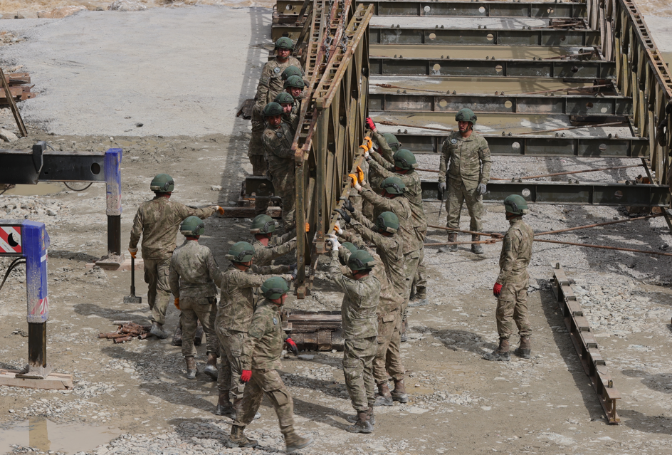 Hakkari’de ulaşım sorunu panel köprüyle çözülüyor