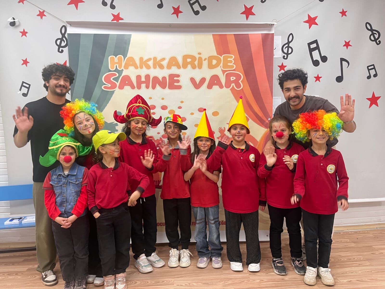 'Hakkari'de Sahne Var' ekibi çocukların yüzünü güldürdü