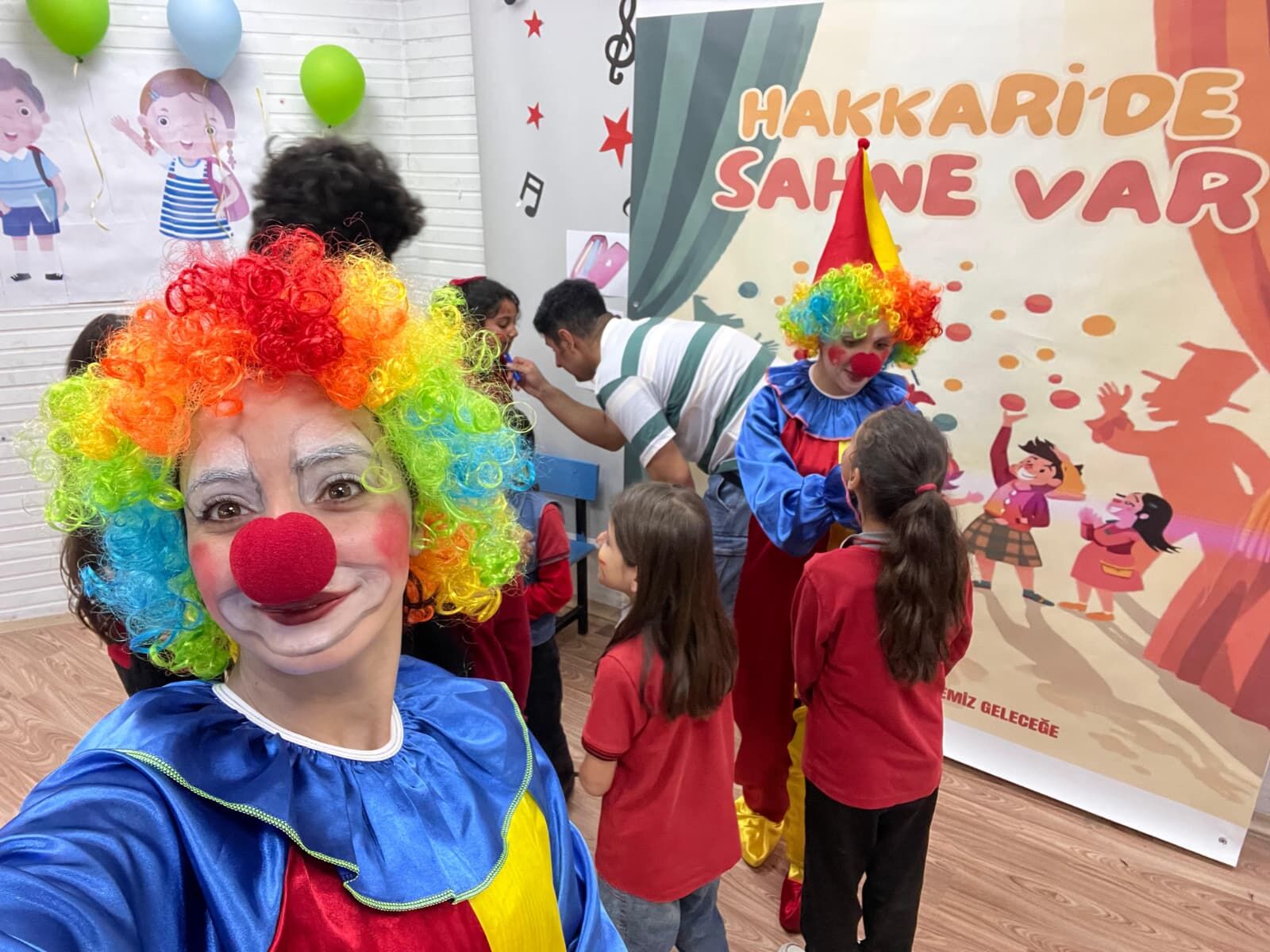'Hakkari'de Sahne Var' ekibi çocukların yüzünü güldürdü