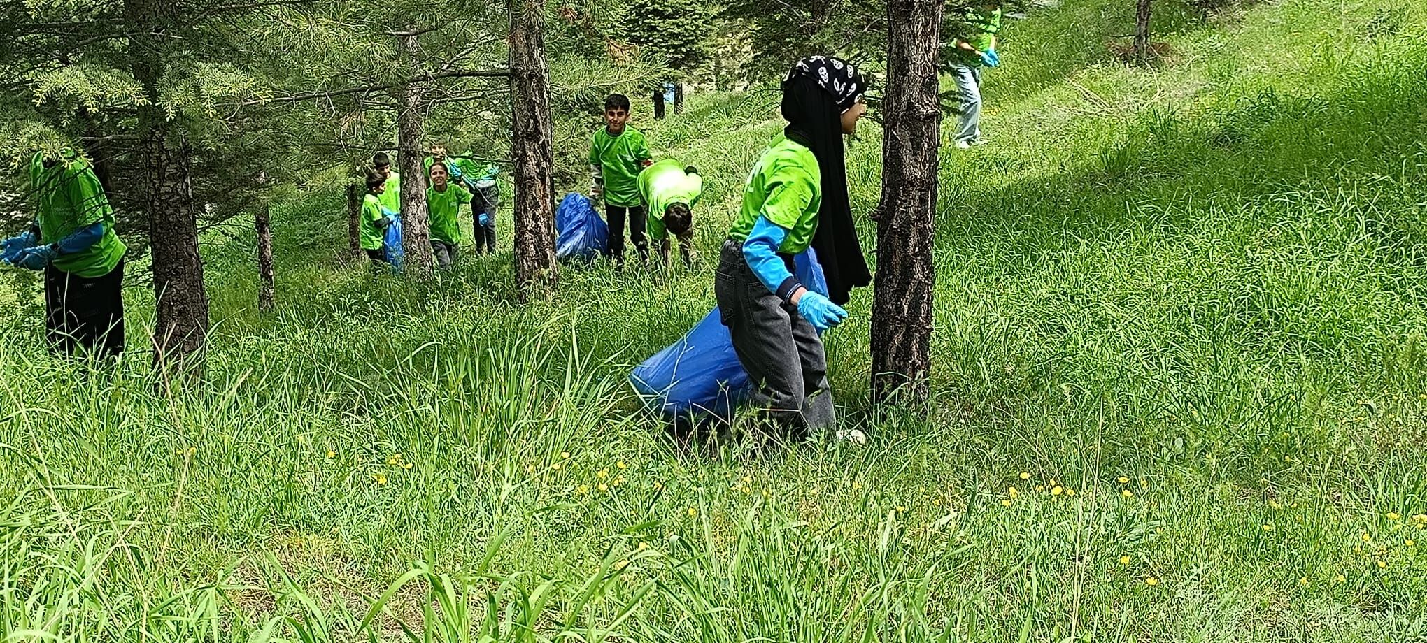 Hakkari Kent Ormanından 20 çuval çöp toplandı