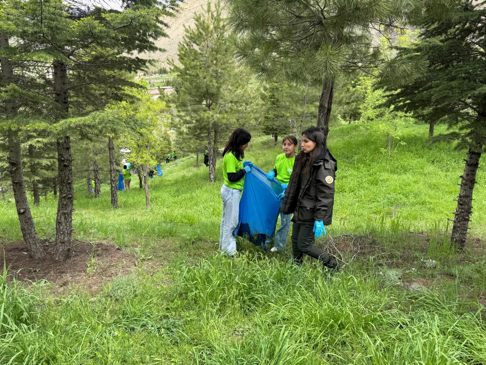 Hakkari Kent Ormanından 20 çuval çöp toplandı