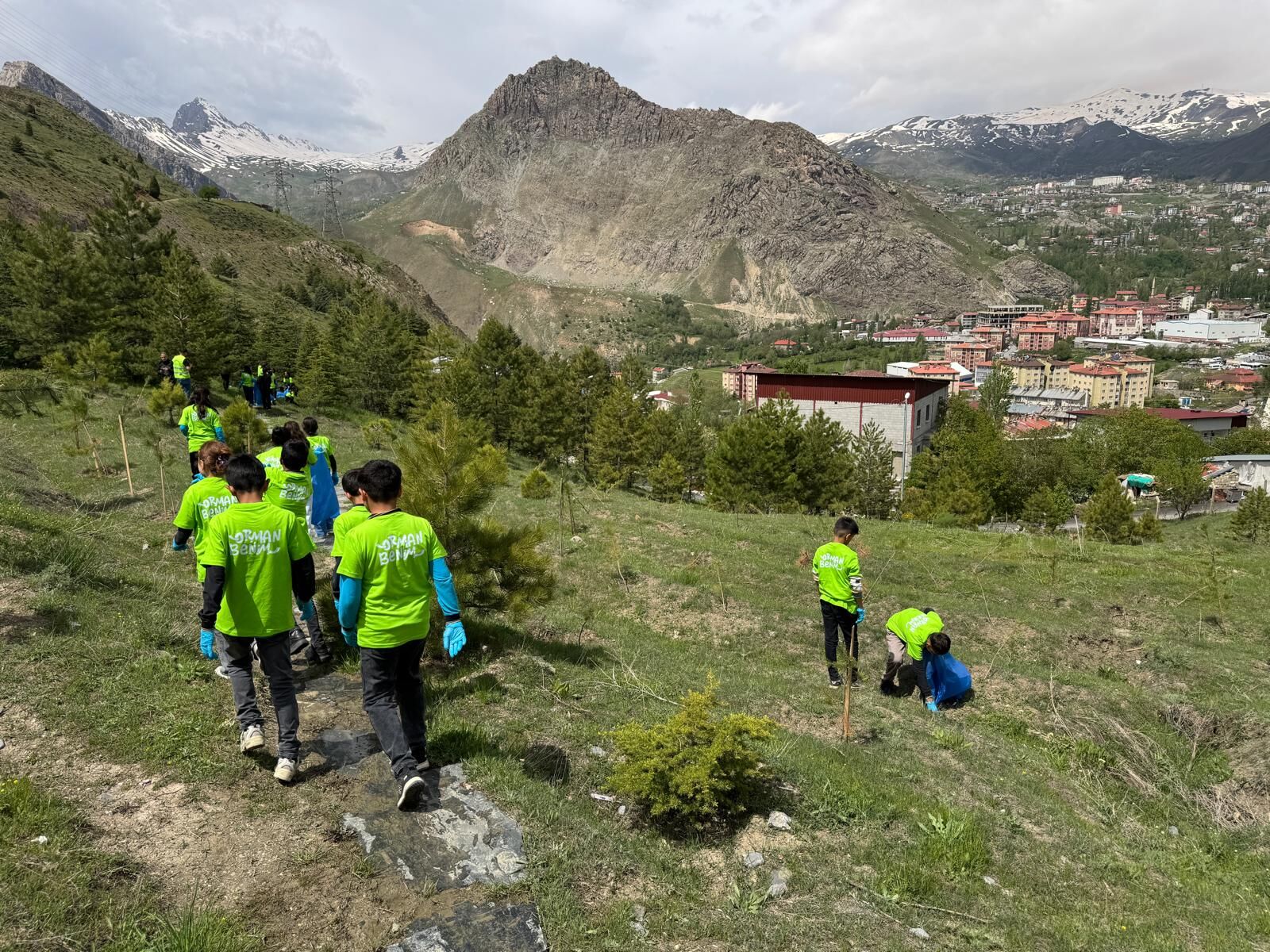 Hakkari Kent Ormanından 20 çuval çöp toplandı