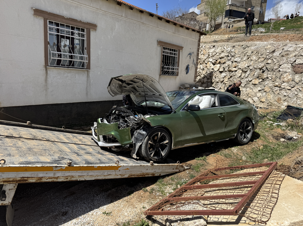 Yüksekova’da duvara çarpan araçta 2 kişi yaralandı