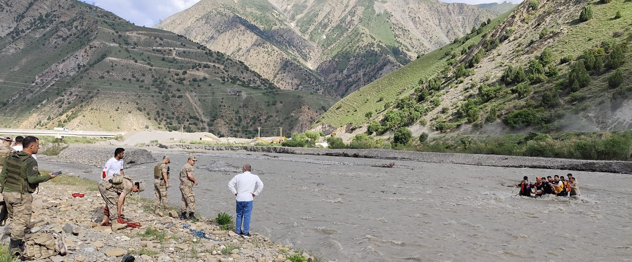 Hakkari’de bir çoban dereye kapıldı