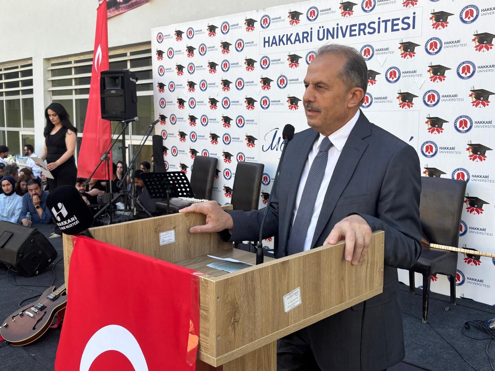 Hakkari Üniversitesi’nde Mezuniyet Coşkusu: 800 Öğrenci Kep Attı