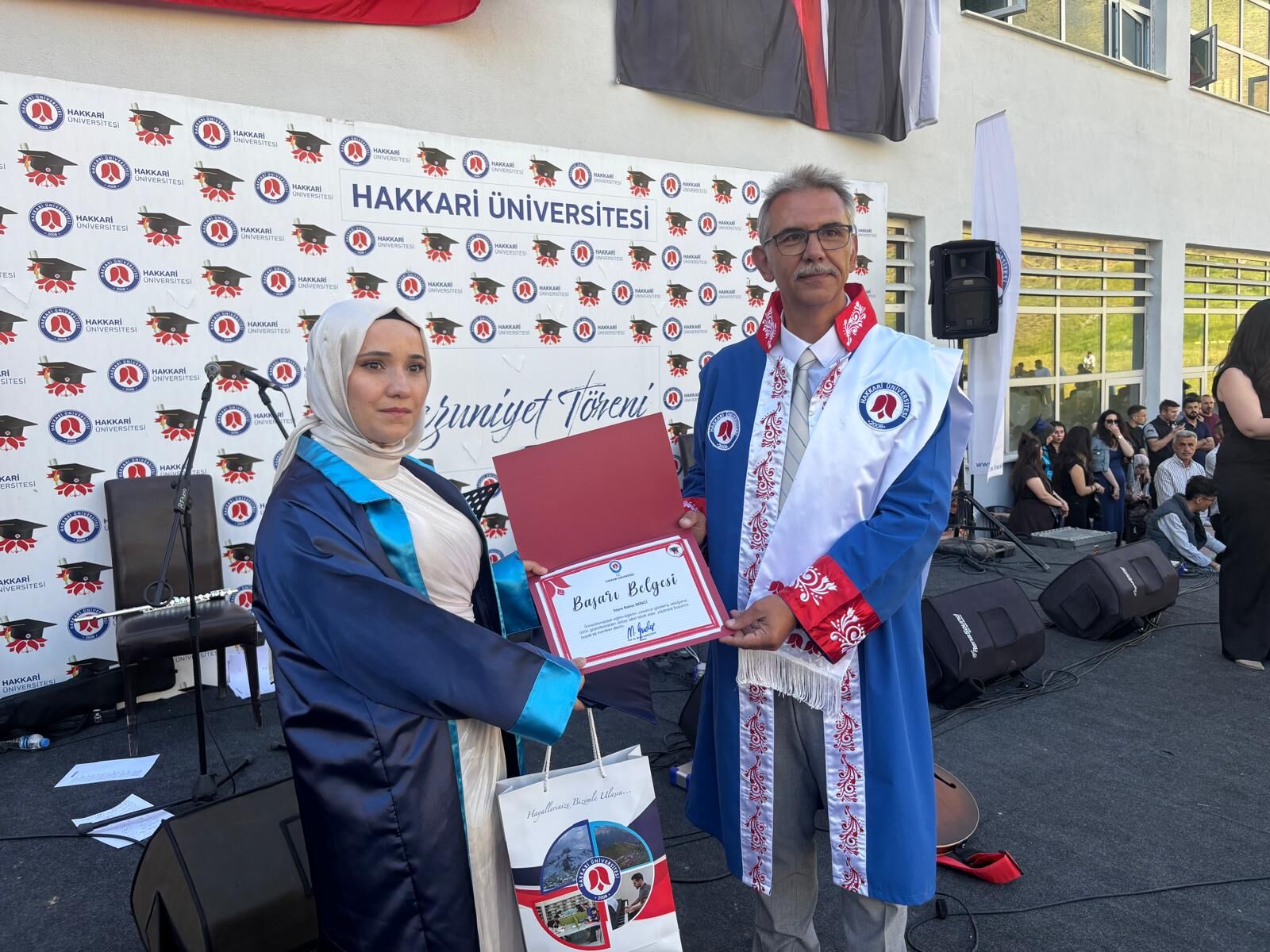 Hakkari Üniversitesi’nde Mezuniyet Coşkusu: 800 Öğrenci Kep Attı