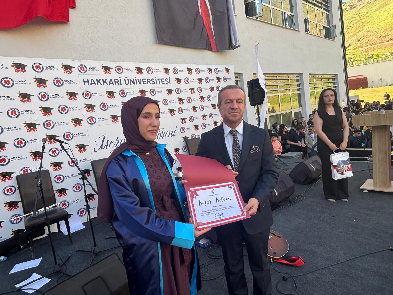 Hakkari Üniversitesi’nde Mezuniyet Coşkusu: 800 Öğrenci Kep Attı