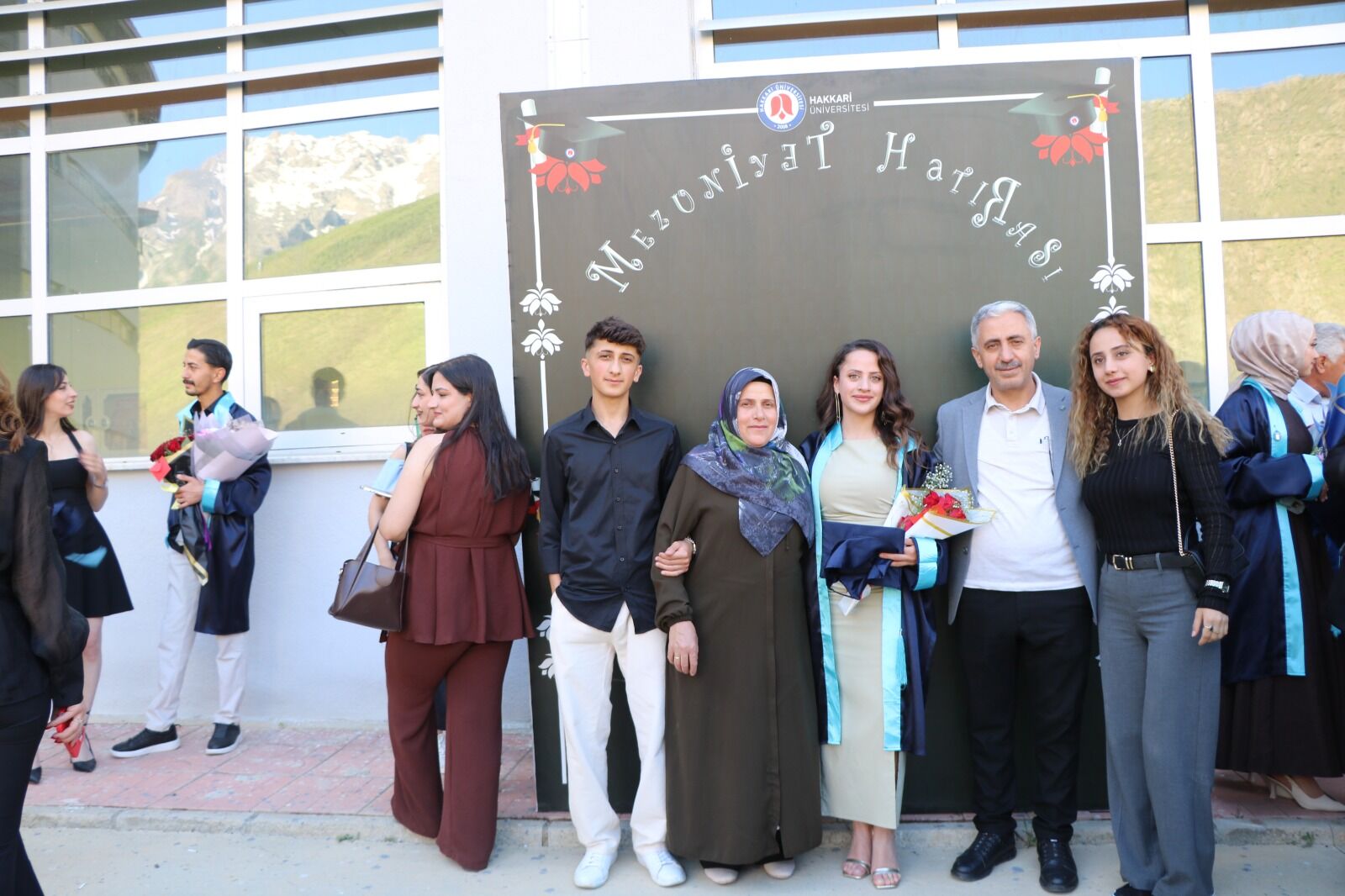 Hakkari Üniversitesi’nde Mezuniyet Coşkusu: 800 Öğrenci Kep Attı