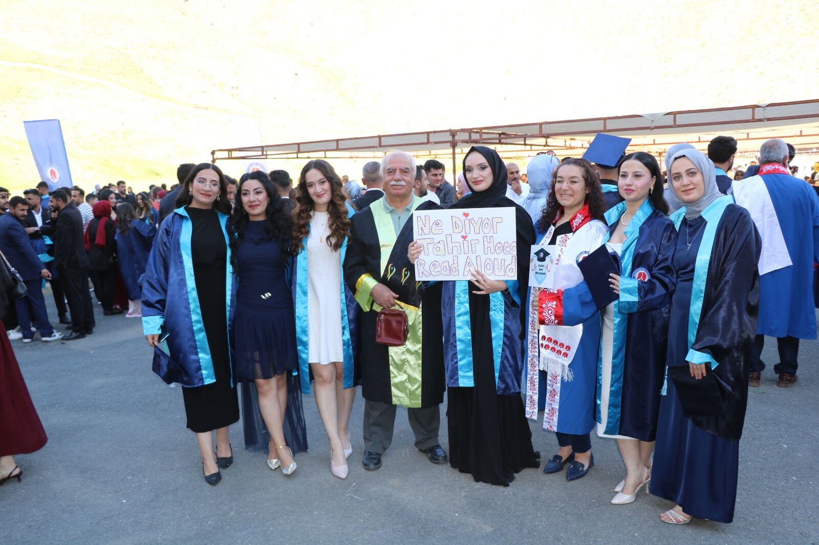 Hakkari Üniversitesi’nde Mezuniyet Coşkusu: 800 Öğrenci Kep Attı