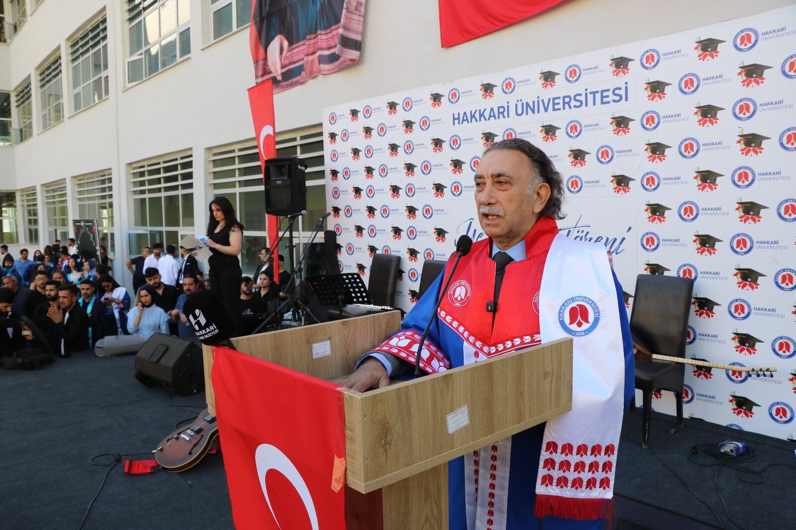 Hakkari Üniversitesi’nde Mezuniyet Coşkusu: 800 Öğrenci Kep Attı