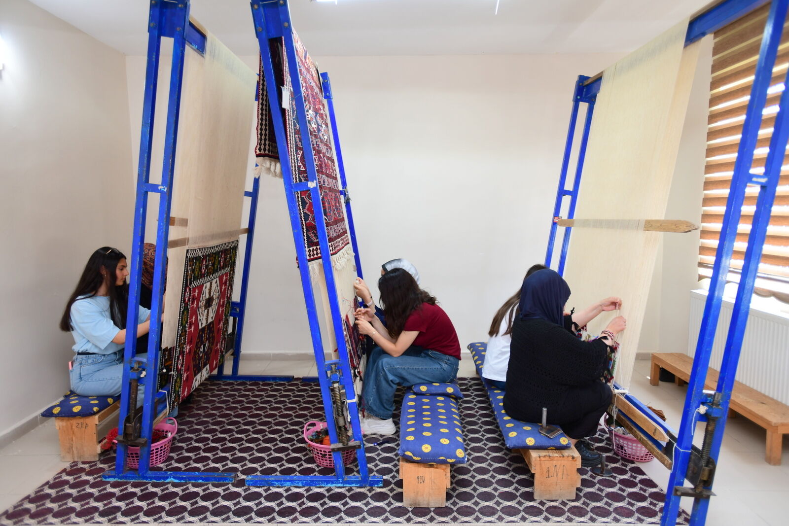 Hakkari ve Van’ın kilim motifleri geleceğe taşınıyor