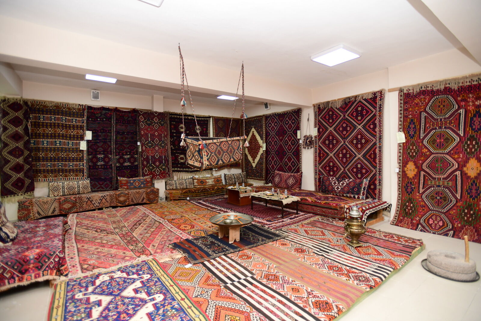 Hakkari ve Van’ın kilim motifleri geleceğe taşınıyor