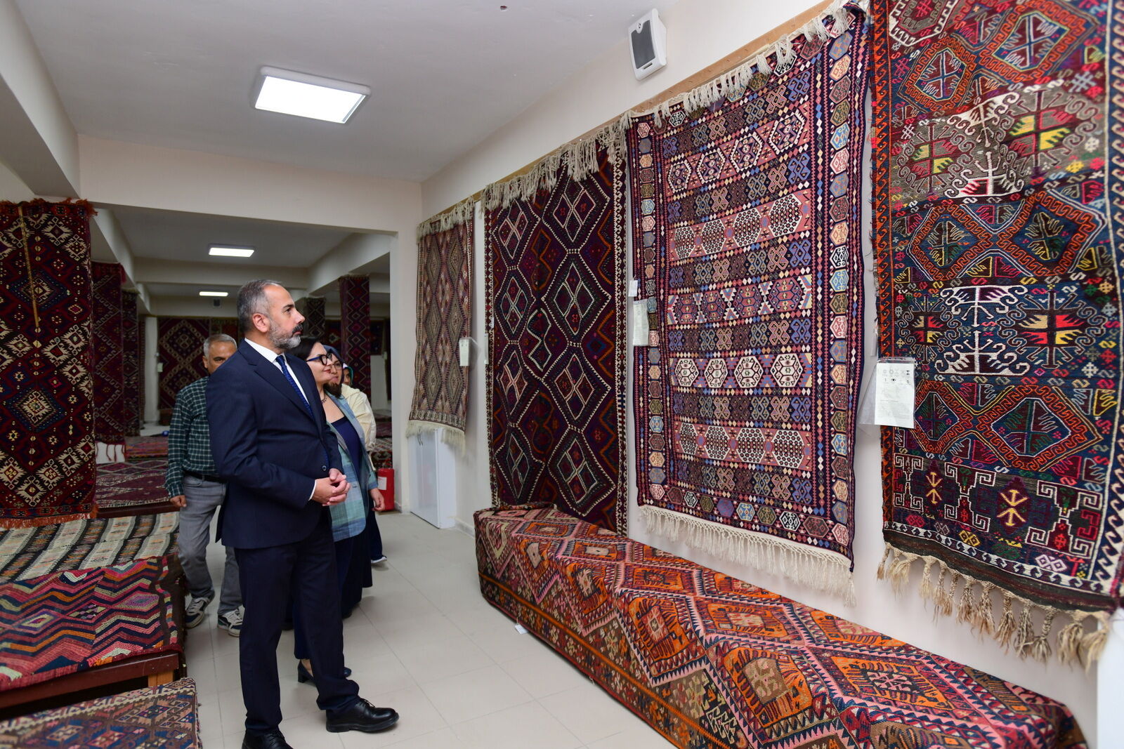 Hakkari ve Van’ın kilim motifleri geleceğe taşınıyor