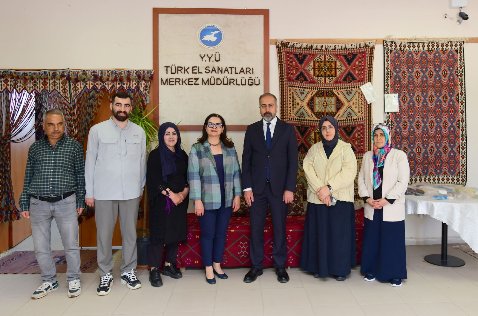 Hakkari ve Van’ın kilim motifleri geleceğe taşınıyor