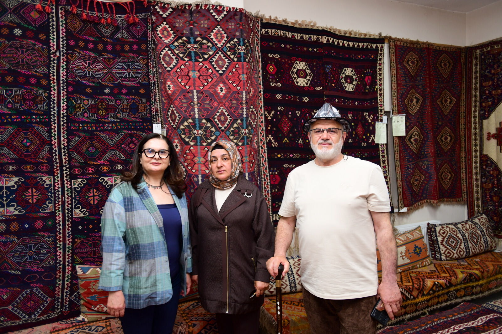 Hakkari ve Van’ın kilim motifleri geleceğe taşınıyor