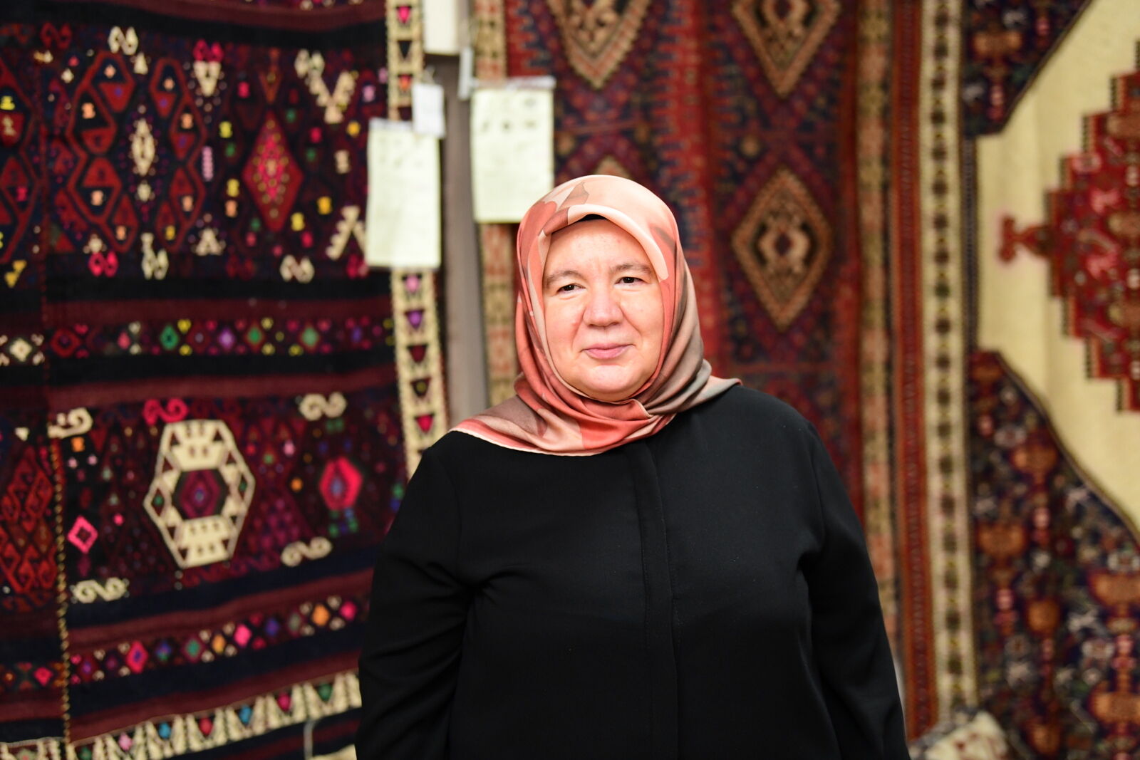 Hakkari ve Van’ın kilim motifleri geleceğe taşınıyor