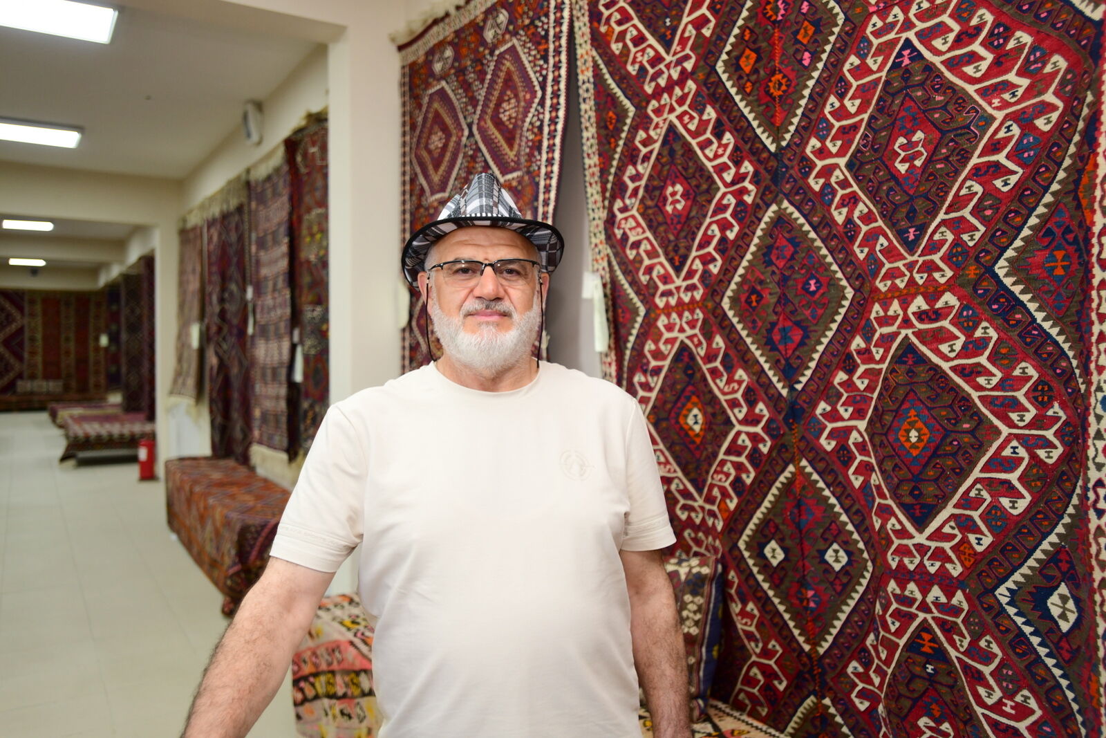 Hakkari ve Van’ın kilim motifleri geleceğe taşınıyor