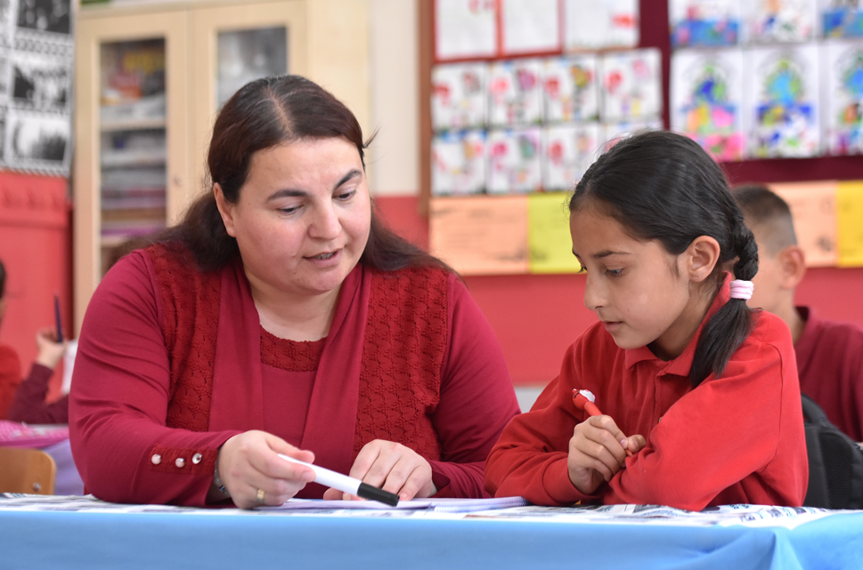 Vanlı öğretmen öğrencileriyle her yıl yeni dil öğreniyor
