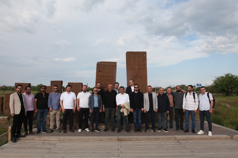 Ahlat'a gelen gazeteciler tarihi yerleri gezdi