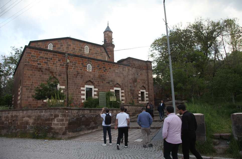 Ahlat'a gelen gazeteciler tarihi yerleri gezdi