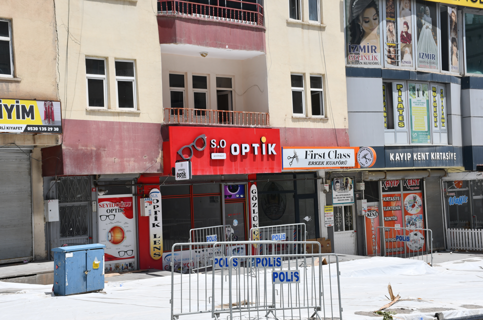 Hakkari'de Bariyerler Arasında Kalan Esnaf Çıkmazda (2)