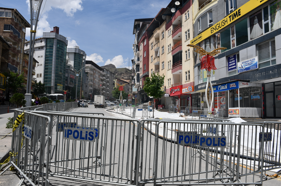 Hakkari'de Bariyerler Arasında Kalan Esnaf Çıkmazda (3)
