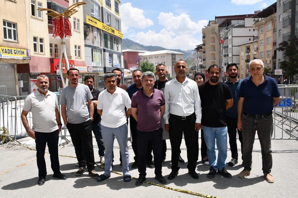 Hakkari'de Bariyerler Arasında Kalan Esnaf Çıkmazda