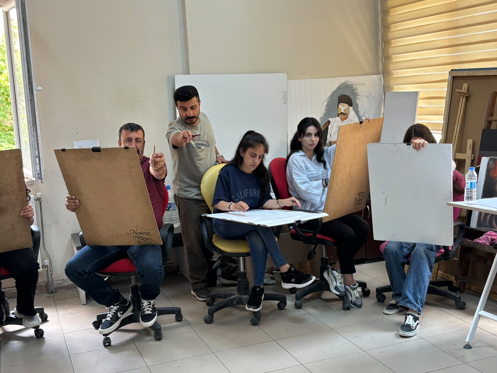 Hakkari'de genç ressamlar ücretsiz eğitimle geleceğe hazırlanıyor