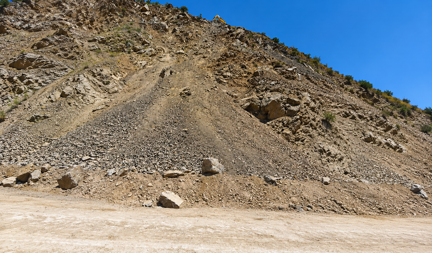 Kayalar Hakkari - Yüksekova yolunda ulaşımı aksattı