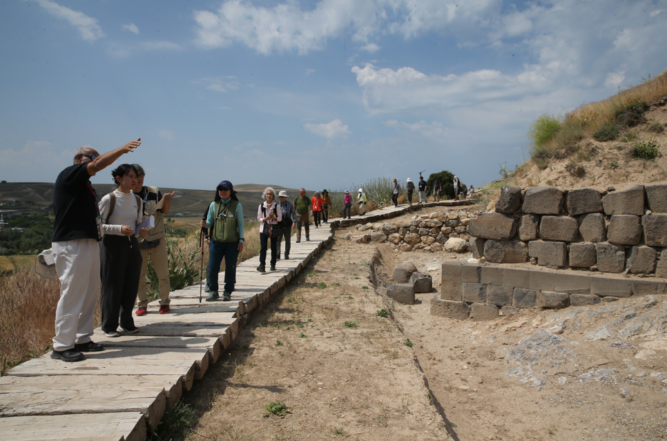 Ayanis Kalesi Turistlerin Gözde Rotası Oldu (6)