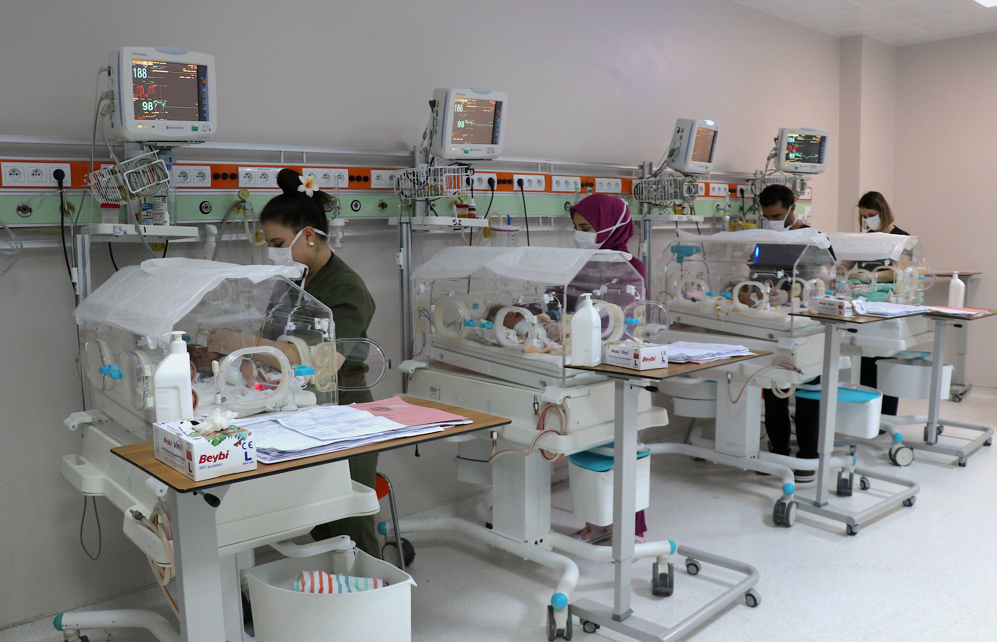 Prematüre dördüzler 34 günlük mücadeleyi kazandı