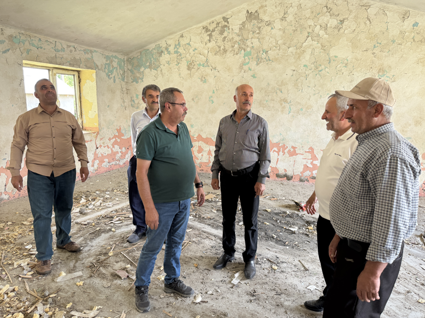 42 yıl sonra Hakkari'de öğrencileriyle buluştu