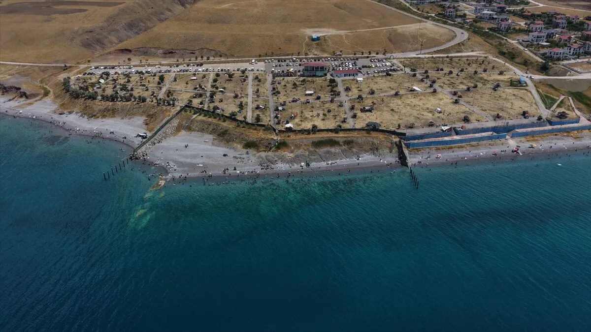Van Gölü'nün mavi bayraklı plajına yoğun ilgi