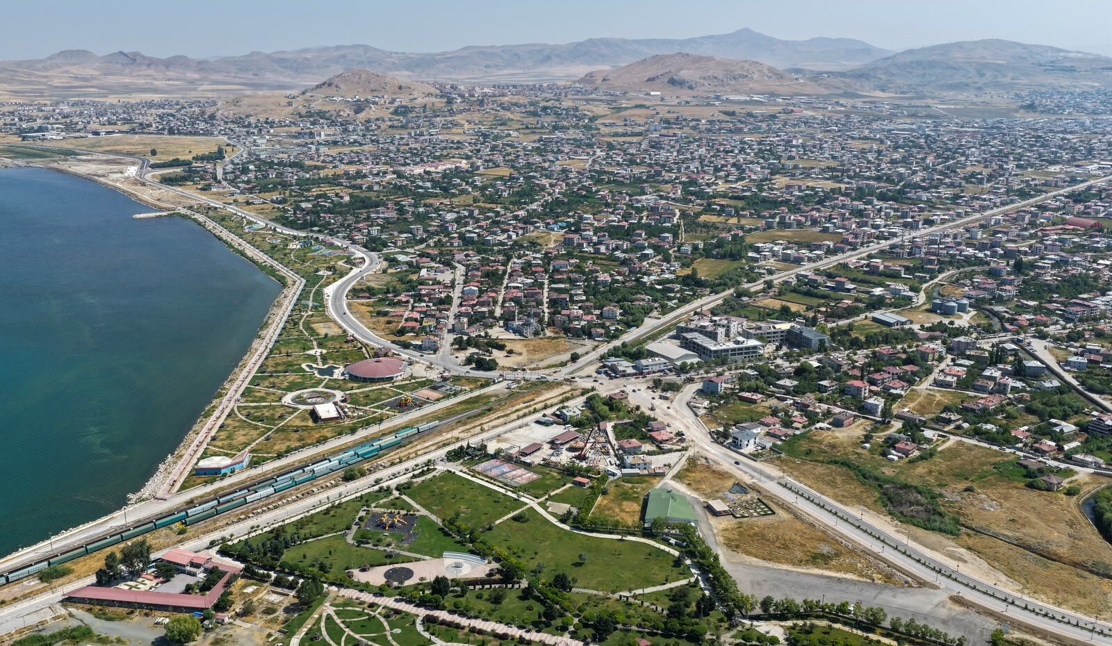 Van Büyükşehir Belediyesi sahil yolu çalışmalarını sürdürüyor