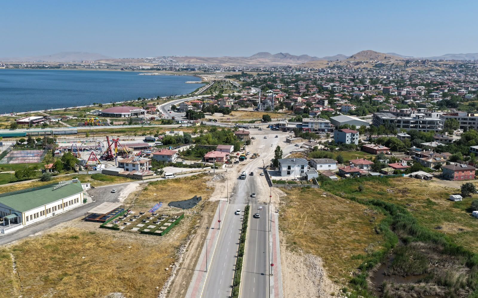 Van Büyükşehir Belediyesi sahil yolu çalışmalarını sürdürüyor