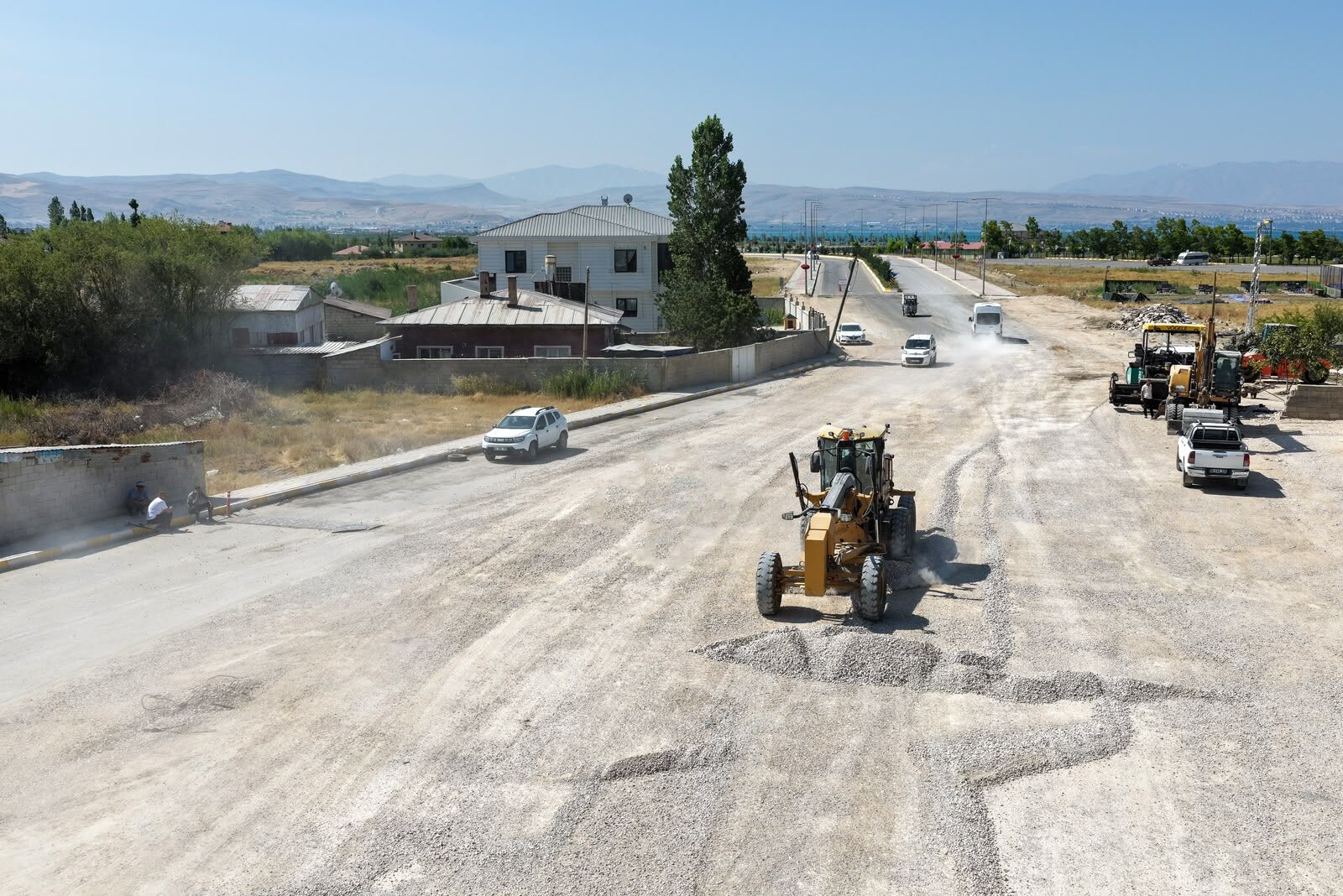 Van Büyükşehir Belediyesi sahil yolu çalışmalarını sürdürüyor