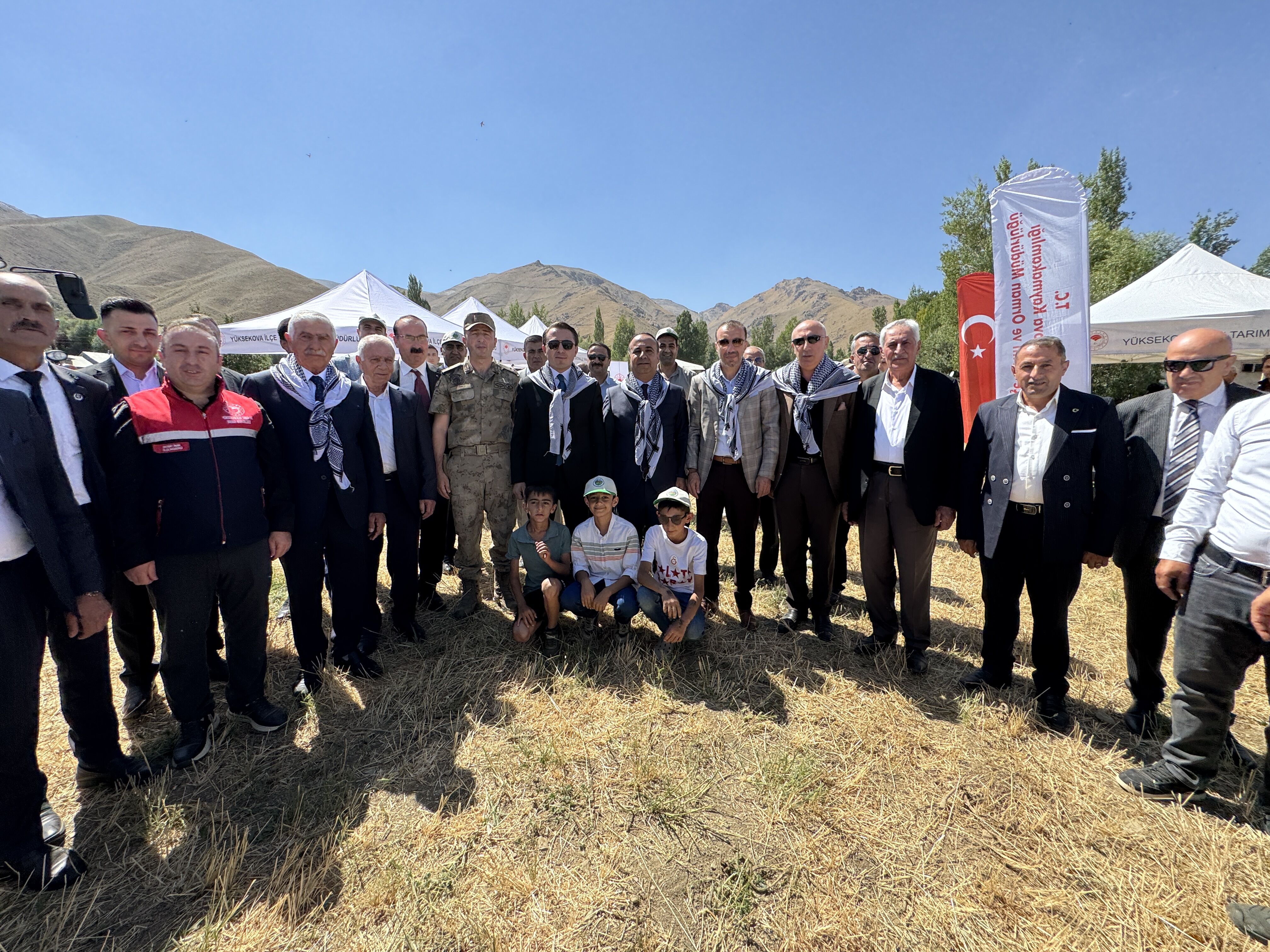Hakkari'de buğday hasadı şenlikle başladı