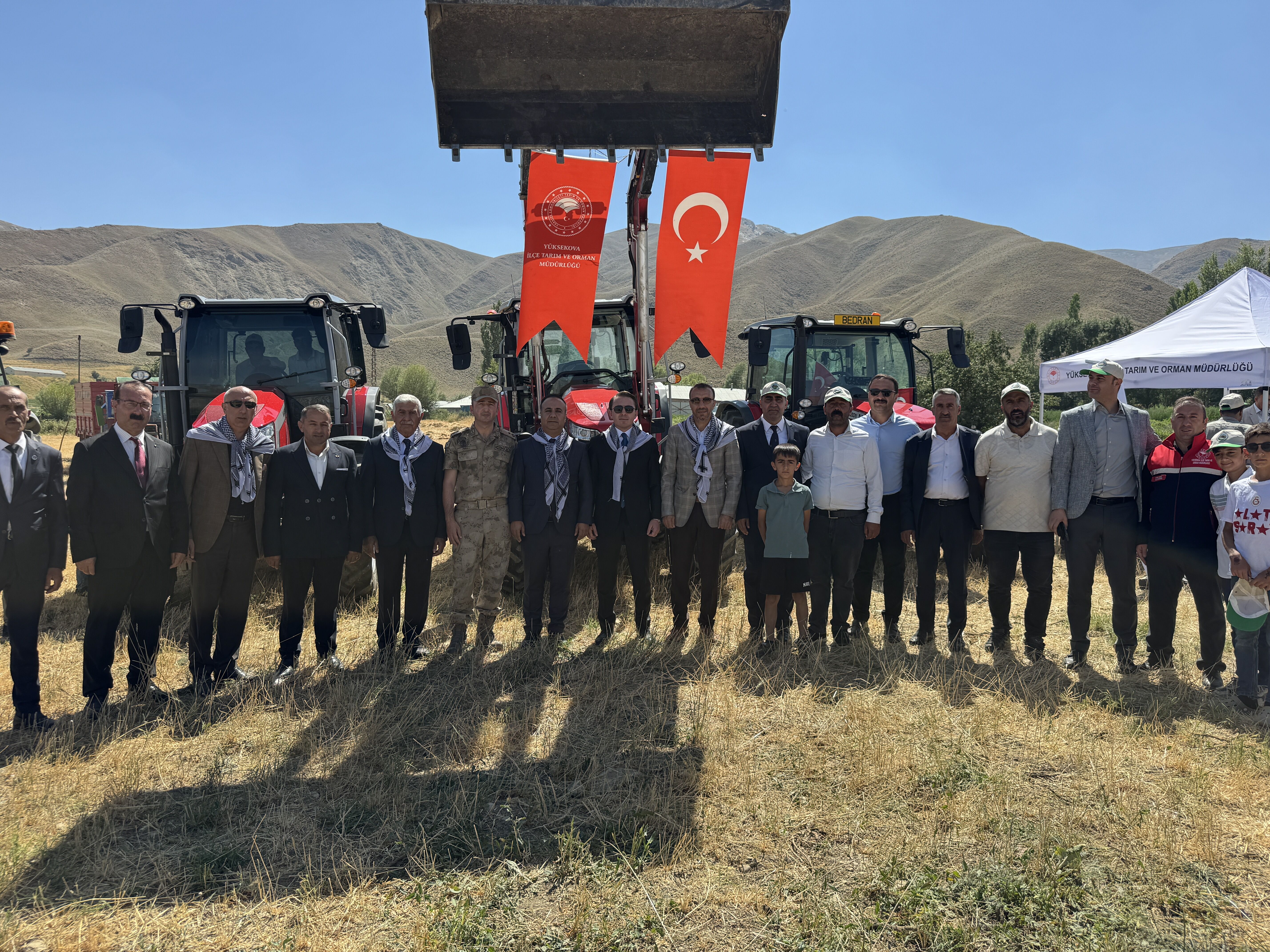 Hakkari'de buğday hasadı şenlikle başladı