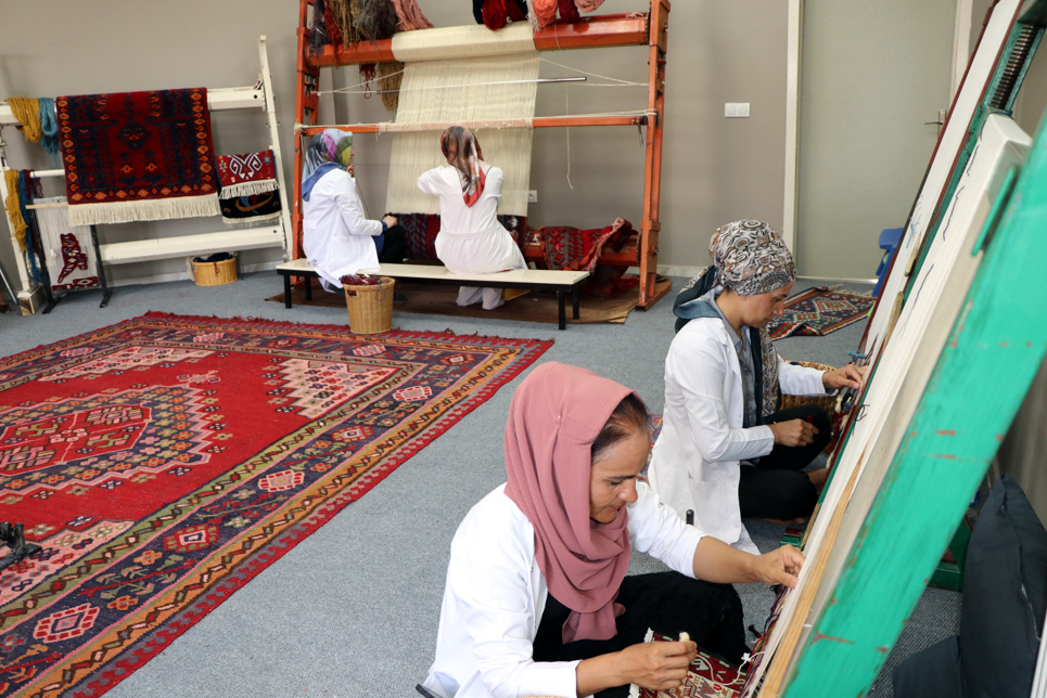 Hakkari, Van ve Bitlis motifleri yeniden dokunuyor