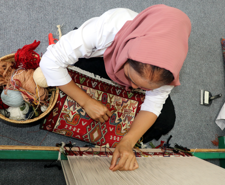 Hakkari, Van ve Bitlis motifleri yeniden dokunuyor