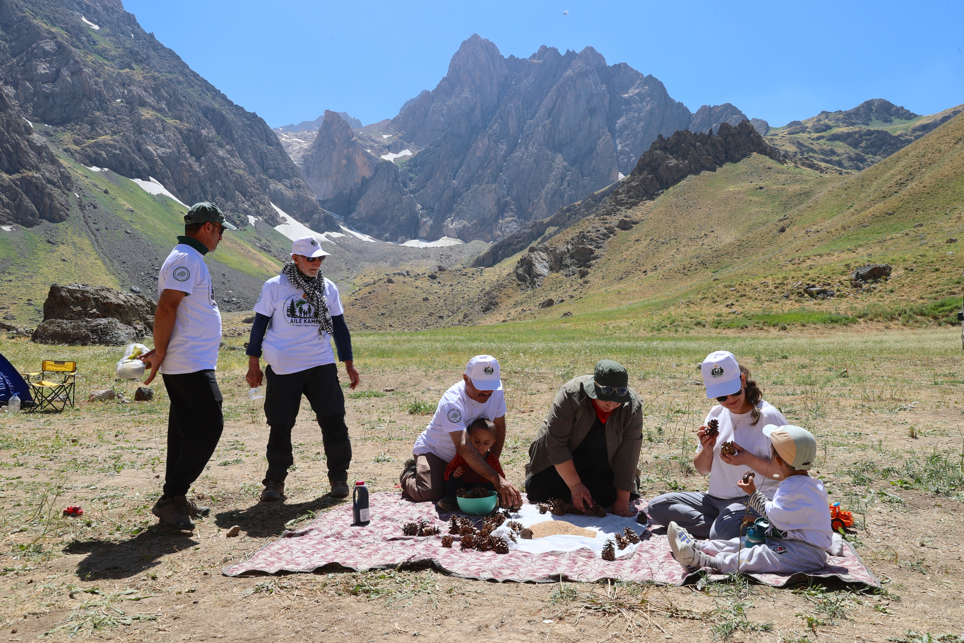 Hakkari'nin eşsiz doğasında Aile Kampı