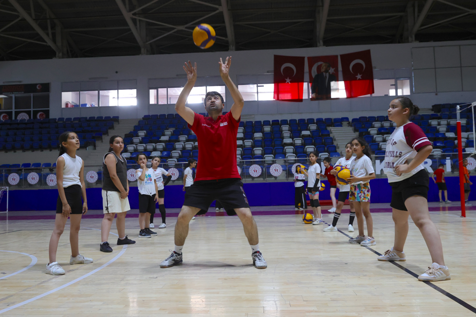Hakkari'de çocukların yaz tatili sporla renkleniyor