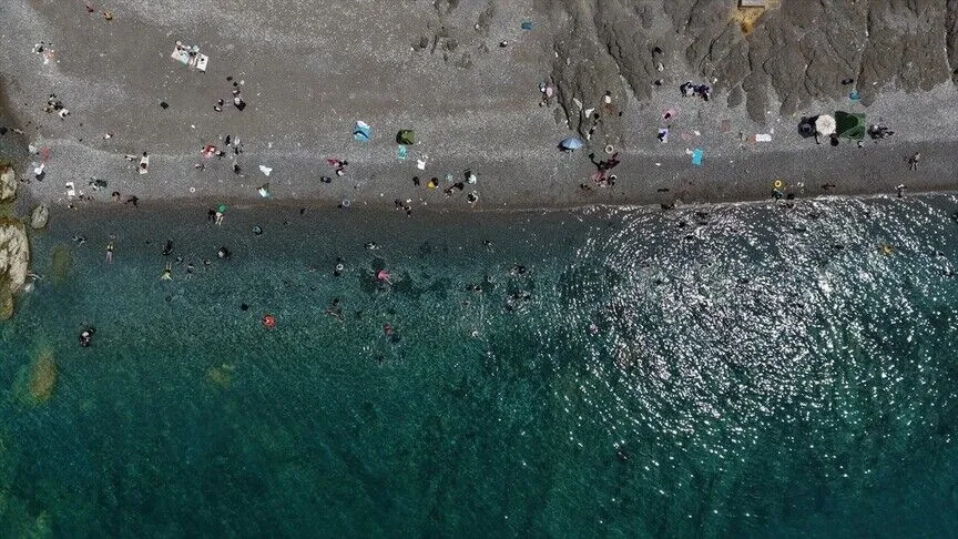 Van Gölü'nün mavi bayraklı plajına yoğun ilgi