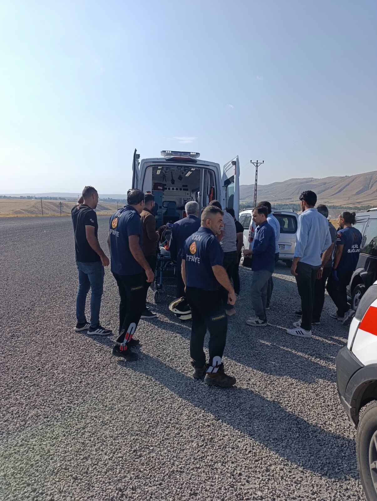 Kaza, sabah saatlerinde ilçeye bağlı Kocapınar Mahallesi yakınında meydana geldi. Sürücüsünün kontrolünü kaybetti 06 AN 5005 plakalı hafif ticari araç, takla attı. Kazada araçtaki 1’i ağır, 6 kişi yaralandı. İhbar üzerine olay yerine sağlık, jandarma, polis ve Erciş İtfaiye Grup Amirliği ekipleri sevk edildi. Yaralılar, olay yerinde yapılan ilk müdahalelerinin ardından ambulanslarla Erciş Devlet Hastanesine kaldırılarak tedavi altına alındı. Kazayla ilgili inceleme başlatıldı.