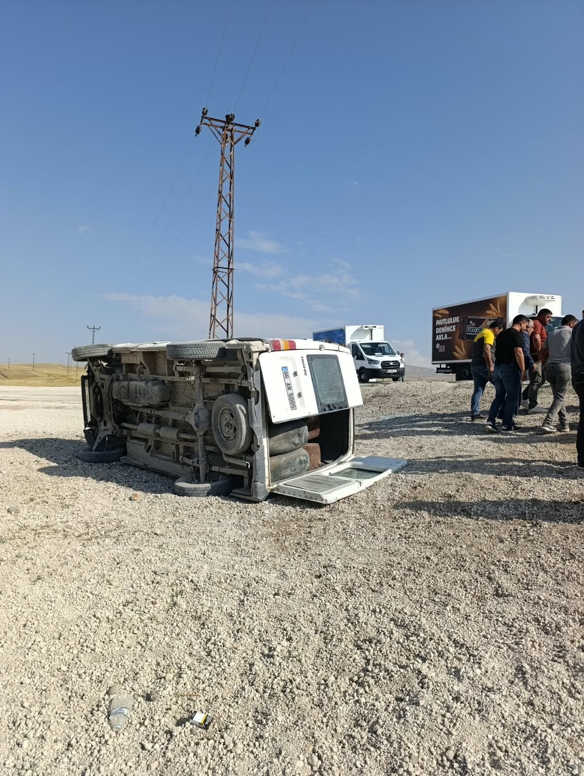 Kaza, sabah saatlerinde ilçeye bağlı Kocapınar Mahallesi yakınında meydana geldi. Sürücüsünün kontrolünü kaybetti 06 AN 5005 plakalı hafif ticari araç, takla attı. Kazada araçtaki 1’i ağır, 6 kişi yaralandı. İhbar üzerine olay yerine sağlık, jandarma, polis ve Erciş İtfaiye Grup Amirliği ekipleri sevk edildi. Yaralılar, olay yerinde yapılan ilk müdahalelerinin ardından ambulanslarla Erciş Devlet Hastanesine kaldırılarak tedavi altına alındı. Kazayla ilgili inceleme başlatıldı.