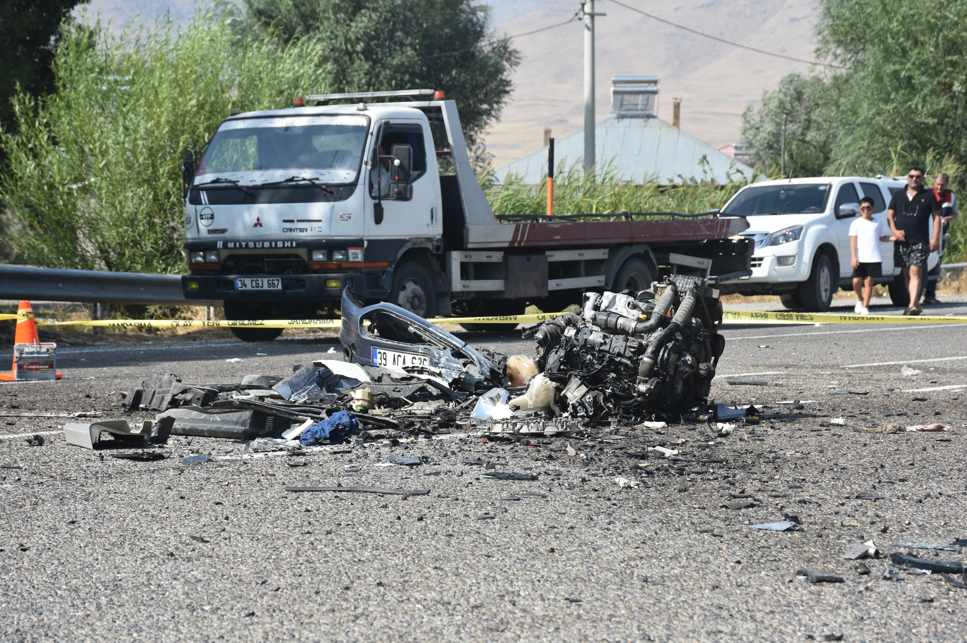 Van'da iki araç çarpıştı: 2 ölü, 9 yaralı