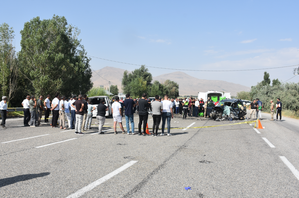 Van'da iki araç çarpıştı: 2 ölü, 9 yaralı