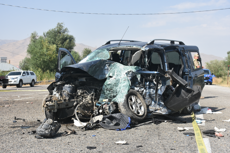 Van'da iki araç çarpıştı: 2 ölü, 9 yaralı