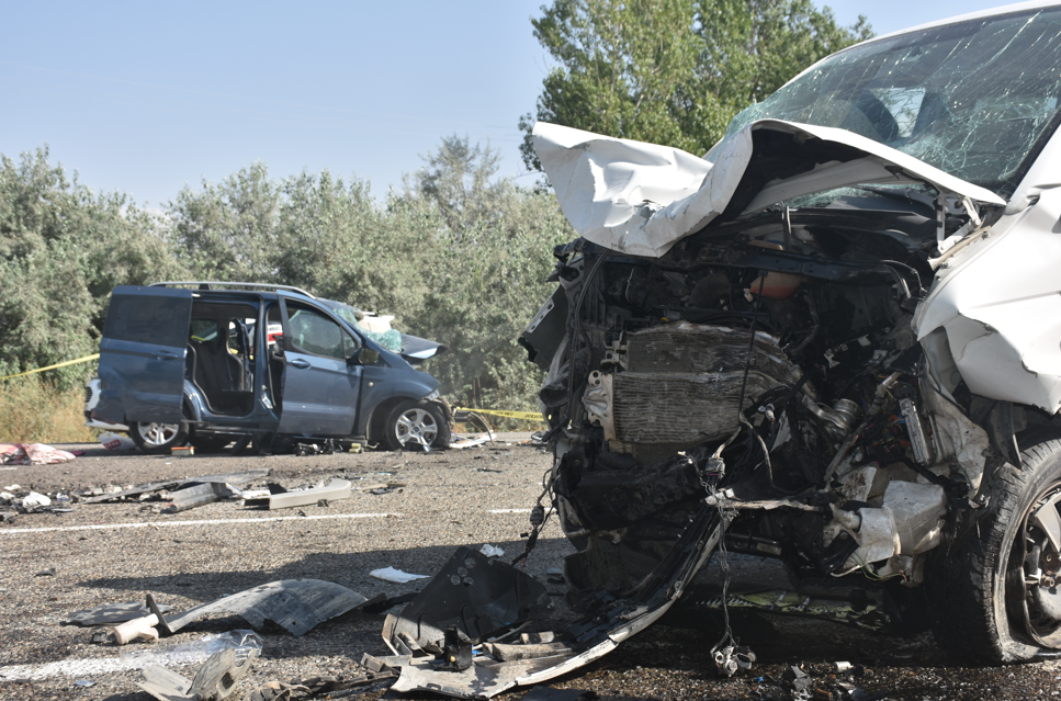 Van'da iki araç çarpıştı: 2 ölü, 9 yaralı